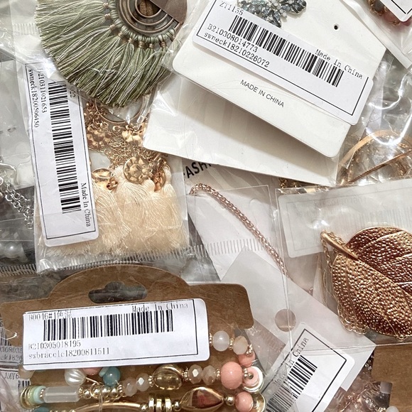 🌾MYSTERY SURPRISE 6 FOR $38 JEWELRY BUNDLE - Picture 13 of 16